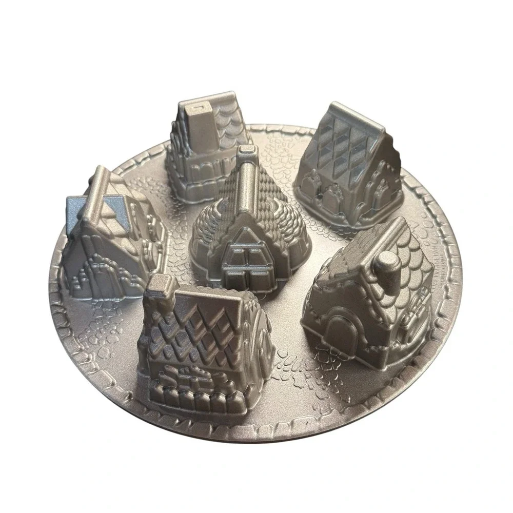 Nordic Ware Cozy Village Baking Pan Cast Iron Aluminum Ginger Bread House EUC